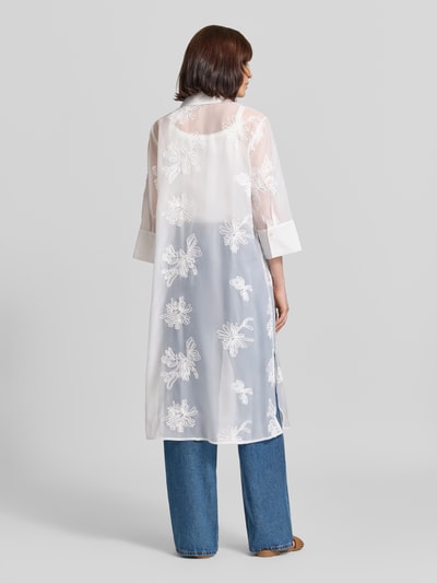Frauenmodel trägt Regular Fit Langarmbluse mit floral-Stitching von s.Oliver BLACK LABEL, transparentes Weiß mit Blumenmuster, Ganzkörperansicht Rückansicht.