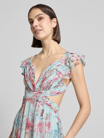 Kobiece model prezentuje długa sukienka Regular Fit Maxikleid mit floralem Allover-Print von ADLYSH, krój regular fit, taliowany, wycięcie, krótkie rękawy z falbanami, wiązanie, efekt plisowania, kwiatowy nadruk na całej powierzchni, długość tyłu w rozmiarze S: 116 cm, szerokość w rozmiarze S: 34 cm, pastelowe kolory; zbliżenie na górną część ciała z przodu.