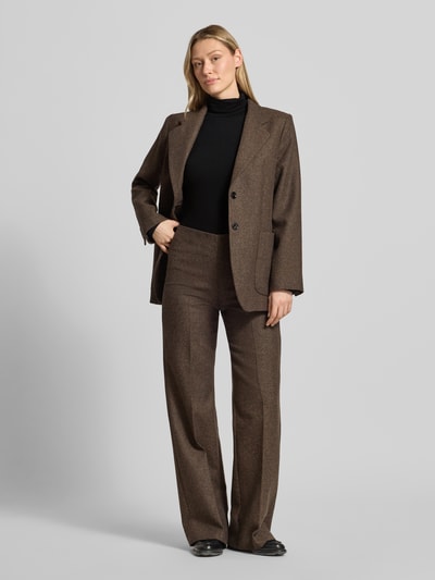 Modelka nosi Longsleeve mit Rollkragen od Marc Cain, czarny, gładki, krój slim fit, elastyczny materiał, widok całej sylwetki z przodu.