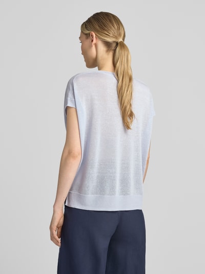 Vrouwenmodel draagt gebreid shirt uit linnenmix met V-hals van comma, dames, relaxed fit, kapmouwen, ruglengte maat S 56 cm, mouwlengte maat S 10 cm, mix van linnen en viscose, lichtblauw, rechte zoom, grove textuur, Ganzkörperansicht Rückansicht.