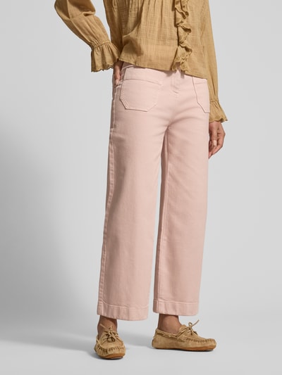 Vrouwenmodel draagt Hose mit verkürzter Passform mit aufgesetzten Taschen van Jake*s Casual in lichtroze, rechte pijpen, opgestikte en achterzakken, knoop- en ritssluiting, taillewijdte maat 36: 37 cm, binnenbeenlengte maat 36: 68 cm, detailopname voorzijde.
