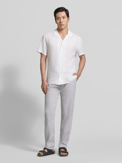 Männermodel trägt Regular Fit Hose aus Leinen-Viskose-Mix von MCNEAL mit Eingrifftaschen, Gesäßtaschen, hellgrau, Ganzkörperansicht von vorne. Bundweite bei Größe M: 46 cm, Innenbeinlänge bei Größe M: 84 cm.