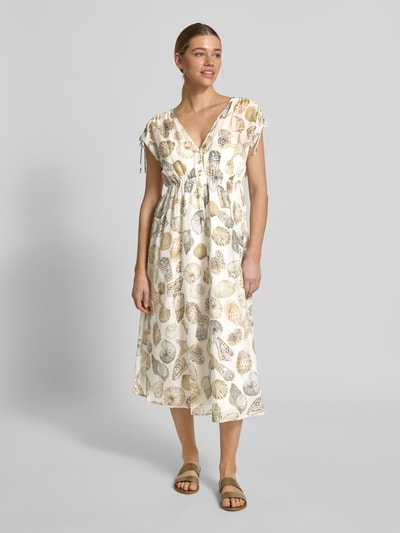 Frauenmodel trägt Midikleid mit Seide-Anteil und kurzer Knopfleiste von Marc Cain, cremefarbenes Muschelmuster, Taillierter Schnitt, V-Ausschnitt, Bindung an den Ärmeln, blickdichtes Unterkleid, Baumwoll-Mix mit Seiden-Anteil, Ganzkörperansicht von vorne.