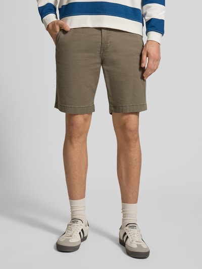 Männermodel trägt Chino Shorts aus Baumwoll-Mix mit Leinen-Anteil von Levi's®, gerade geschnitten, französische Taschen, Nahaufnahme Oberschenkel, Kontext Herren Chino Shorts von Levi's®, Bundweite 45 cm, Innenbeinlänge 24 cm.