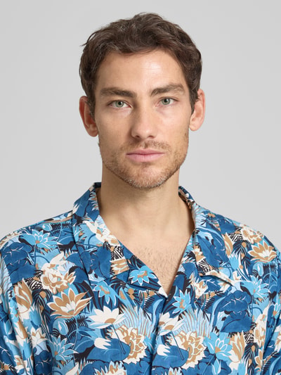 Männermodel trägt Regular Fit Freizeithemd aus reiner Viskose Modell 'BEACH' von BOSS, Optik:Allover-Muster, Nahaufnahme Oberkörper.