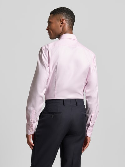 Männermodel draagt Slim Fit zakelijk overhemd van puur katoen model 'HANK' van BOSS in effen, gestructureerde look, lange mouw, kentkraag, doorlopende knoopsluiting, labelapplicatie, mouwboord, gemakkelijk te strijken, piqué materiaalverwerking, Ganzkörperansicht Rückansicht.