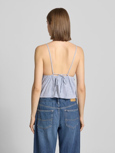 Frauenmodel trägt Regular Fit Trägertop aus Viskose-Leinen-Mix Modell 'SIESTA' von Only, gestreift, Two Tone, Rückansicht, Ganzkörperansicht.