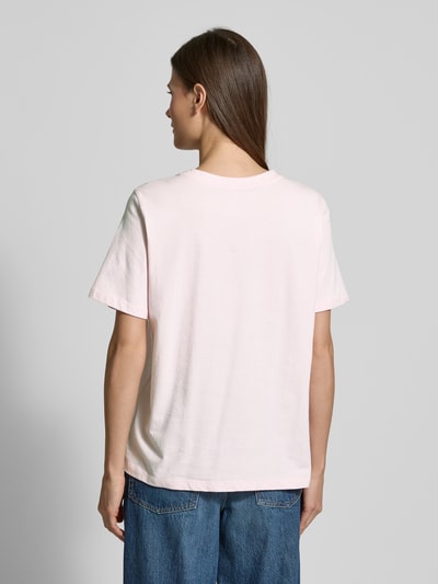 s.Oliver RED LABEL Relaxed Fit T-Shirt aus reiner Baumwolle mit Herz-Stickerei Rosa 5