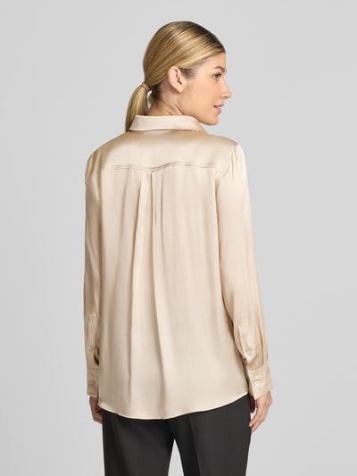 Vrouwenmodel draagt Satinbluse met Seiden-Anteil Modell 'ALFIO' van Marella, Acetaatmix met zijdemix, los model, knoopsluiting, lang mouwen, manchet met één knoop, ruglengte maat 36: 68 cm, mouwlengte maat 36: 59 cm, Ganzkörperansicht Rückansicht.