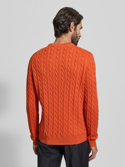 Männermodel trägt Strickpullover mit gerippten Abschlüssen von Christian Berg Men, leuchtendes Orange, Reine Baumwolle, Regular-Fit, Ganzkörperansicht Rückansicht.