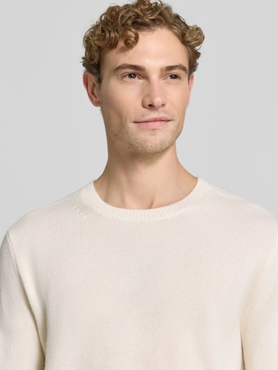 Männermodel trägt sweter wełniany z domieszką wełny i kaszmiru od Tiger of Sweden, Model 'FRED', prosty krój, prążkowane wykończenia, jasny, gładka tekstura, Nahaufnahme Oberkörper.