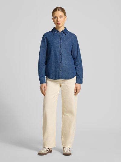 Modelka kobieta ma na sobie Regular Fit Jeanshemd aus Baumwoll-Lyocell-Mix Modell 'AURELAA' od Armedangels w stylu denim, niebieski, z długim rękawem, klasyczny kołnierzyk, z łatką z logo i zaokrąglonym dołem, zdjęcie całej sylwetki z przodu.