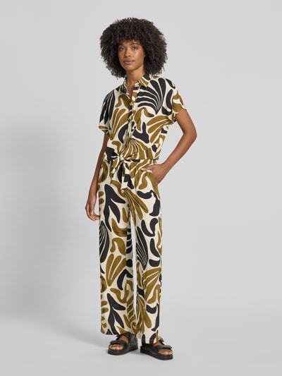 Frauenmodel trägt Regular Fit Bluse aus Viskose mit Knotendetail Modell 'FELDI' von Soyaconcept, Allover-Look, Hemdblusenkragen, verdeckte Knopfleiste, reine Viskose, Rückenlänge bei Größe S 54 cm, Ärmellänge 10 cm, Ganzkörperansicht von vorne.