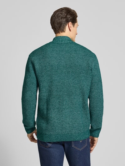 Männermodel trägt Regular Fit Strickjacke mit Woll-Anteil von Tom Tailor, melierte Optik, Reißverschluss, gerippte Abschlüsse, Ganzkörperansicht Rückansicht.