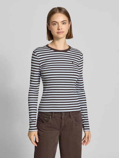 Frauenmodel trägt Regular Fit Langarmshirt aus Baumwoll-Mix Modell 'VAL' von ONLY, schmal gestreift in Braun und Hellblau, Ganzkörperansicht von vorne, Damen Langarmshirt von ONLY.