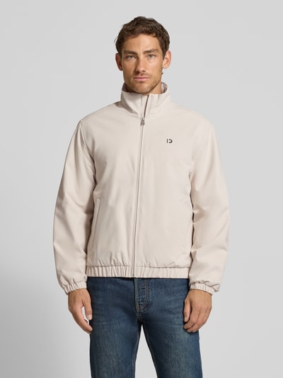 Mannenmodel draagt Relaxed Fit blouson met opstaande kraag van Tom Tailor Denim, Heren bomberjack, lichte beige kleur, Ganzkörperansicht von vorne.