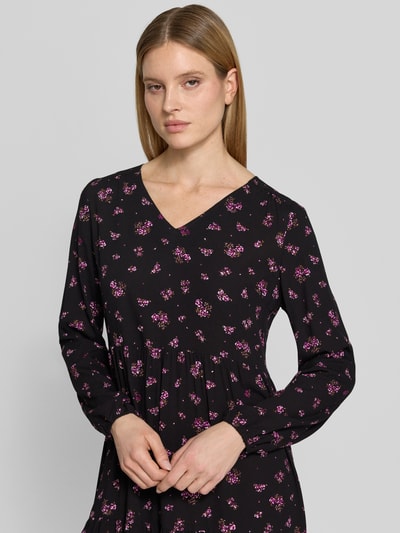 Frauenmodel trägt Minikleid aus Viskose mit V-Ausschnitt von Zero, taillierter Schnitt, elastische Ärmelabschlüsse, florales Muster, Nahaufnahme Oberkörper. Rückenlänge 80 cm, Brustweite 39 cm, Ärmellänge 60 cm, reine Viskose.