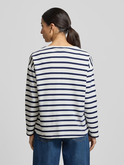 Kobiece model prezentuje Longsleeve mit Rundhalsausschnitt Modell 'RAMSI' od B.Young, białe tło, luźny krój, bawełna, widok całej sylwetki z tyłu