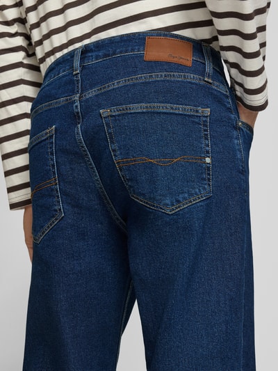Männermodel trägt Straight Fit Jeans aus Baumwoll-Mix Modell 'Cash' von Pepe Jeans, dunkles Blau mit Kontrastnähten, Nahaufnahme Rückansicht, Herren Straight Fit Jeans von Pepe Jeans.