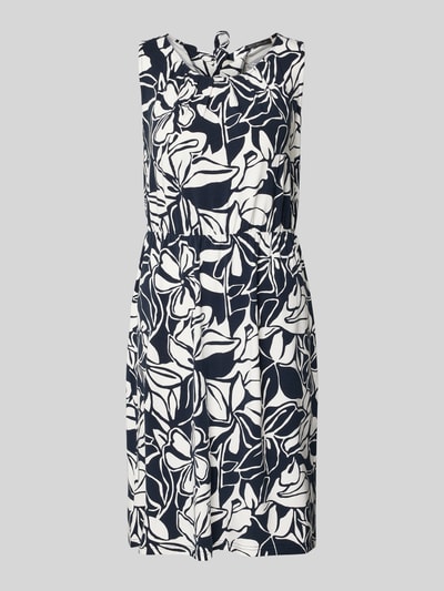 Produktfoto, Knielanges Kleid aus Viskose-Mix mit Rundhalsausschnitt von Betty Barclay, Schwarz-Weiß mit floralem Muster, Taillierter Schnitt, Stretch-Anteil, Knielänge, Schlüsselloch-Ausschnitt mit Bindung am Rücken, Rückenlänge bei Größe 36: 97 cm, Brustweite bei Größe 36: 39 cm.