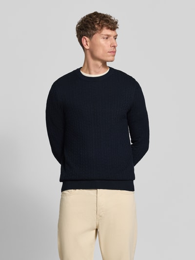 Männermodel trägt dunkelblauen Regular Fit Pullover aus reiner Baumwolle Modell 'Adrian' von Strellson, strukturierte Oberfläche, Nahaufnahme Oberkörper, Herren Pullover von Strellson.