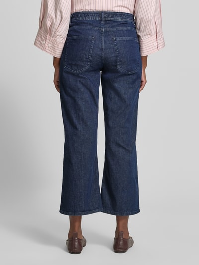 Frauenmodel trägt Cropped Straight Leg Jeans aus Baumwoll-Mix von Brax in Denim-Optik mit 5-Pocket-Design, Ganzkörperansicht Rückansicht.