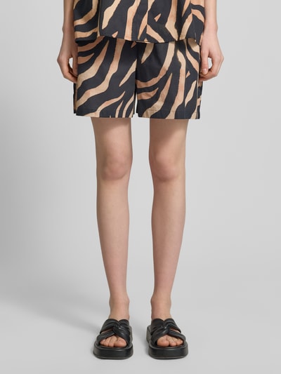 Frauenmodel trägt Regular Fit Shorts aus reiner Baumwolle Modell 'HASLALA-1' von HUGO mit Optik:Allover-Muster im Animal-Print, Ganzkörperansicht von vorne.