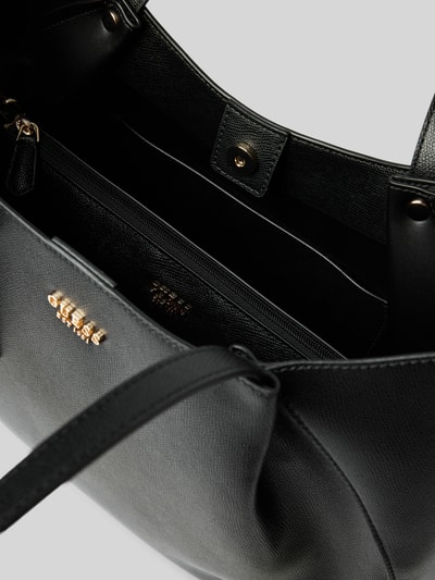 Produktfoto, Tote Bag in Leder-Optik Modell 'Amorette' von GUESS mit Logo-Detail, Magnetverschluss und schmalen Schulterriemen, Nahaufnahme Hauptfach