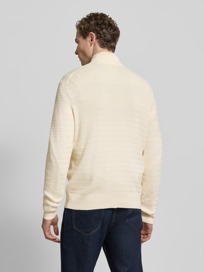 Männermodel trägt Strickpullover mit Stehkragen von Gant aus reiner Baumwolle, Regular-Fit, gerippte Abschlüsse, Rückenlänge 69 cm, Ganzkörperansicht Rückansicht.