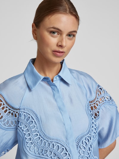 Copenhagen Muse Regular Fit Blusenshirt mit Lochstickerei Modell 'MOLLY' Hellblau 3