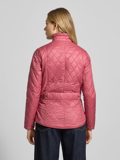 Frauenmodel trägt Regular Fit Steppjacke mit Stehkragen Modell 'FLYWEIGHT' von Barbour in Rosa, unifarben, Steppstruktur, Ganzkörperansicht Rückansicht.