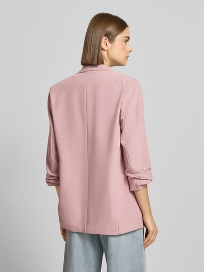 Frauenmodel trägt Blazer mit Schalkragen von PIECES, lockere Passform, unifarbenes Design, gelegte Falten, Ganzkörperansicht Rückansicht.