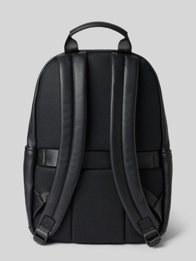 Produktfoto, Rucksack mit Label-Detail Modell 'Rico' von bugatti in Schwarz, strukturierte Oberfläche, verstellbare Schulterriemen, Rückansicht, Herren Rucksack, Hauptfach mit Reißverschluss, Maße 33x44x15 cm, Schulterriemenlänge 76 cm