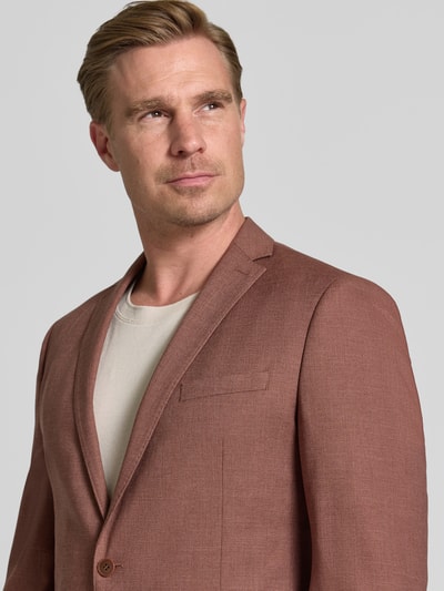 Männermodel trägt Slim Fit Sakko mit Viskose-Anteil von s.Oliver BLACK LABEL in warmem Braunton, feine Struktur, Nahaufnahme Oberkörper.