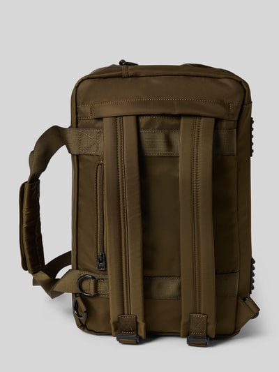 Produktfoto, Weekender mit Logo-Detail von AY STUDIOS in Olivgrün, rechteckige Form, glatte Textur, sichtbare Netz-Taschen und verstellbarer Schulterriemen, Hauptfach mit Reißverschluss, Maße: 39x28x20 cm, Länge Schulterriemen: 92 cm
