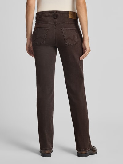 Frauenmodel trägt Straight Fit Jeans mit ausgestelltem Bein Modell 'Laura' von MAC in dunklem Braun, Ganzkörperansicht Rückansicht, Damen Straight Fit Jeans von MAC.