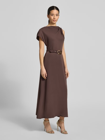 Frauenmodel trägt Midikleid mit Gürtel Modell 'Kylee Draped' von Forever New im One-Shoulder-Look, braun, glatte Textur, Gerader-Schnitt, Ganzkörperansicht von vorne. Rückenlänge bei Größe 36: 39 cm, Brustweite bei Größe 36: 41 cm.