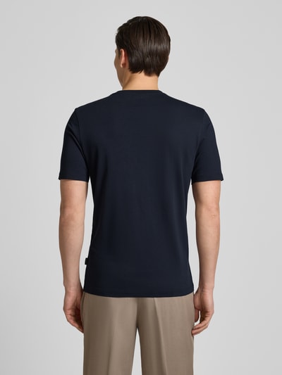 Männermodel trägt Regular Fit T-Shirt mit Logo-Print von bugatti, dunkles Herren T-Shirt aus Reine Baumwolle, Rückenlänge 70 cm, Ganzkörperansicht Rückansicht.
