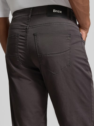 Mannenmodel draagt Slim Fit Stoffhose met Lyocell-aandeel Modell 'Cadiz' van Brax in 5-pocket-design, detailopname achterzijde, elastische katoenmix.