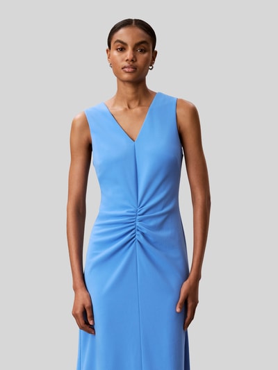 Kobiece modelka nosi Businesskleid mit Falten in der Taille von Calvin Klein Womenswear, jasnoniebieski kolor, gładka tekstura, zbliżenie na górną część ciała