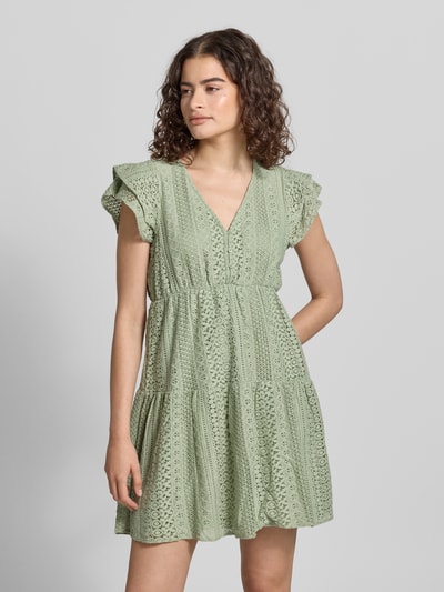 Frauenmodel trägt Tailliertes Blusenkleid aus Baumwoll-Mix Modell 'HELENA' von Only, Optik: Unifarben, Mini-Länge, Stickerei, V-Ausschnitt, kurze Knopfleiste, Kurzarm, Unterkleid, Ganzkörperansicht von vorne.