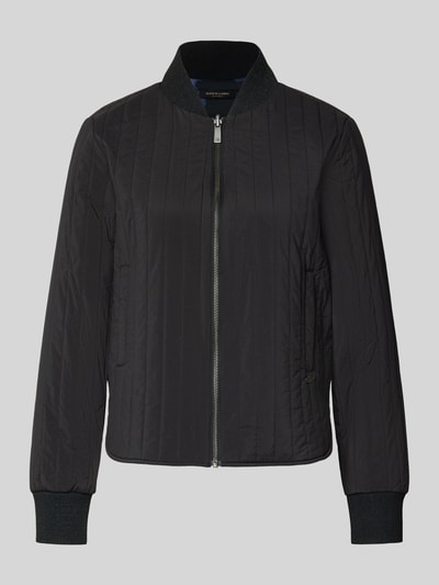 Produktfoto, Jacke mit Stehkragen und Eingrifftaschen van Scotch & Soda in zwart, regular fit, met ritssluiting, labeldetail, textuur met doorgestikte naden. Ruglengte maat S 57 cm, schouderbreedte 44 cm, borstwijdte 50 cm, mouwlengte 63 cm.