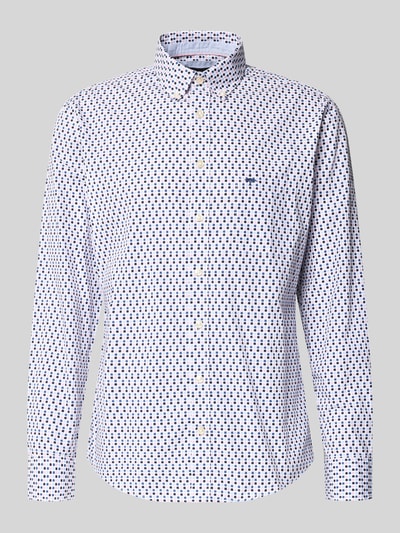 Produktfoto, Slim Fit Freizeithemd mit Logo-Stitching von Fynch-Hatton aus reiner Baumwolle, weiß mit blauem Muster, Button-Down-Kragen, Langärmelig, Brusttasche, durchgängige Knopfleiste, Sportmanschetten, verlängerte Rückseite, Rückenlänge 76 cm, Schulterbreite 45 cm, Ärmellänge 64 cm.