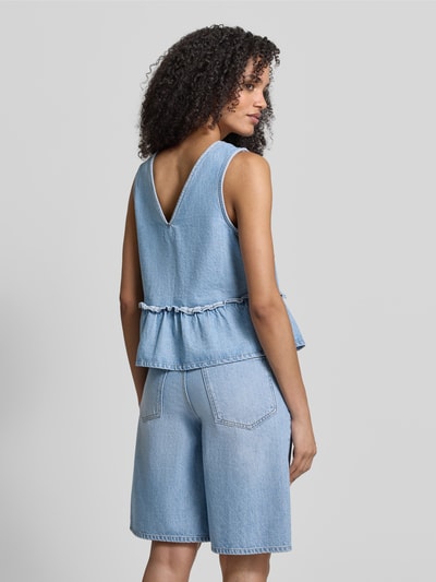 Frauenmodel trägt Weste in Denim-Optik von JAKE*S STUDIO WOMAN, Regular-Fit, Schnürverschluss, V-Ausschnitt, Rückenlänge 34 cm, Ganzkörperansicht Rückansicht.
