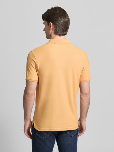 Męski model nosi Poloshirt mit Logo-Stitching Modell 'PERFORMANCE' von Lerros z bawełnianej mieszanki, krój regular fit, żółty kolor, długość tyłu w rozmiarze M: 73 cm, całkowity widok z tyłu.