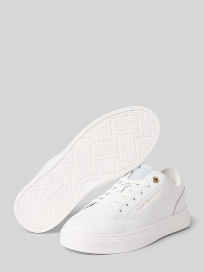 Produktfoto, Low Top Sneaker aus Leder-Mix von Tommy Hilfiger, biała skóra z kontrastowymi detalami, sznurowanie, zaokrąglony nosek, strukturyzowana podeszwa, aplikacja z logo, two tone, płaski obcas