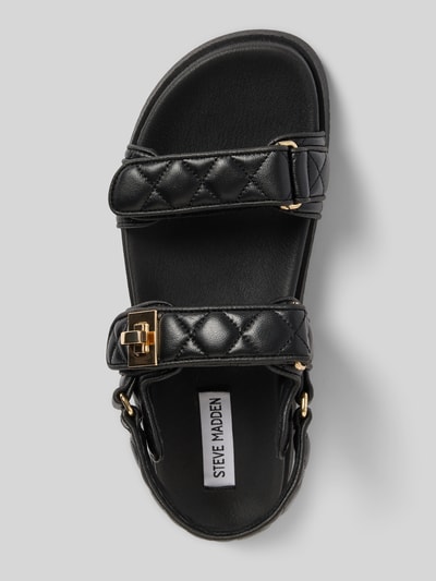 Produktfoto, Sandalette aus Leder mit Steppnähten Modell 'Mona' von Steve Madden in Schwarz mit abgerundeter Spitze und Klettverschluss, Struktur und goldfarbenem Detail.