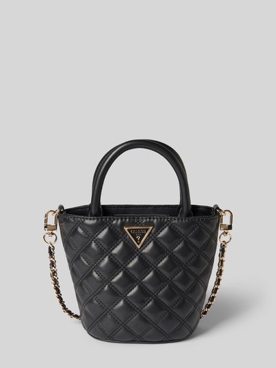 Produktfoto, schwarze Handtasche mit Steppnähten Modell 'GIULLY II' von Guess, Magnetverschluss, Label-Applikation, goldene Details, strukturierte Oberfläche