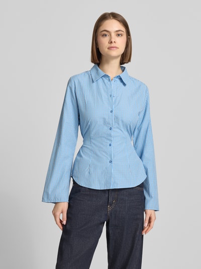 Vrouwenmodel draagt Regular Fit blouse met strikceintuur model 'CARO' van JJXX, materiaalmix met katoen, blauwe ruitjes, dames blouse, ruglengte maat S 64 cm, mouwlengte maat S 64 cm, ganzekörperaanzicht van voren.