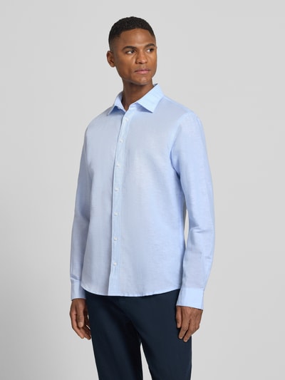 Männermodel trägt lichtblauw Regular Fit Freizeithemd aus Leinen-Mix van Jake*s, katoenmix, kentkraag, knoopsluiting, vooraanzicht bovenlichaam.